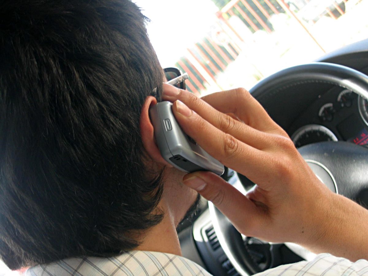 Téléphone au volant : l’amende même en étant arrêté