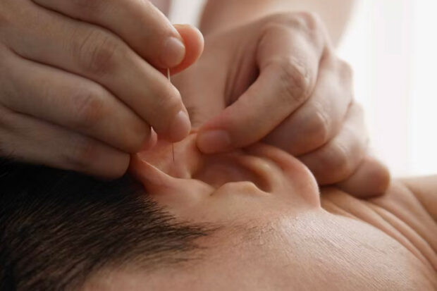 L’acupuncture séduit de plus en plus. En stimulant certains points du corps à l’aide d’aiguilles très fines, elle favorise la circulation de l’énergie et aide à rétablir l’équilibre intérieur. Solution naturelle contre la douleur, le stress ou les troubles du sommeil.
