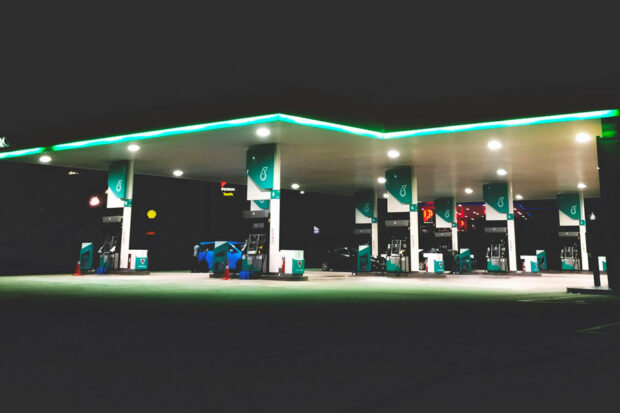Moins cher et plus écologique, le carburant E85 séduit de plus en plus d’automobilistes. Economies, entretien et compatibilité moteur, l’éthanol mérite qu’on s’y penche avant de faire le plein.