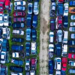 Vue en hauteur de véhicules alignés dans une casse automobile en plein air