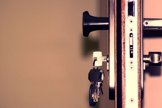 Vue rapprochée d'une serrure de porte avec un trousseau de clés métalliques