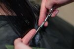 Coiffeuse coupant les cheveux d'une cliente dans un salon