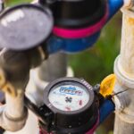 compteurs d'eau connectés par des tuyaux dans une installation domestique