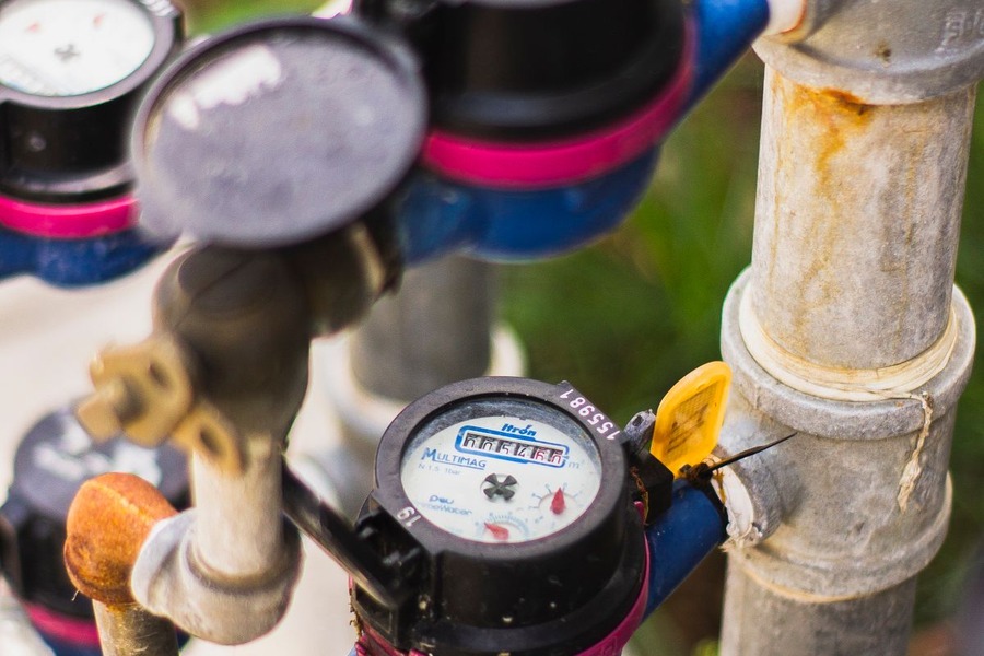 compteurs d'eau connectés par des tuyaux dans une installation domestique