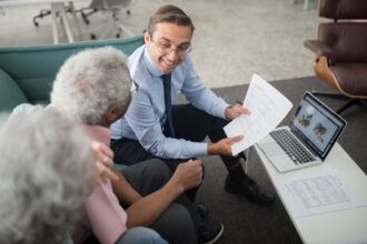 Conseiller présentant des documents à un client âgé