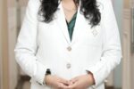 Médecin souriante clinique moderne