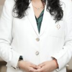 Médecin souriante clinique moderne