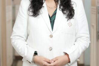 Médecin souriante clinique moderne