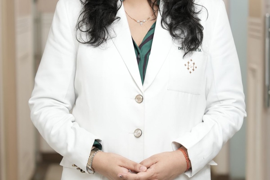Médecin souriante clinique moderne