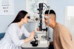 Optométriste réalisant un examen de la vue à l'aide d'un appareil ophtalmique