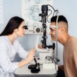 Optométriste réalisant un examen de la vue à l'aide d'un appareil ophtalmique