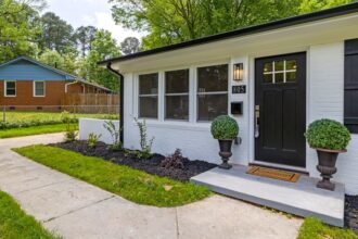Façade extérieure d'une maison avec jardin