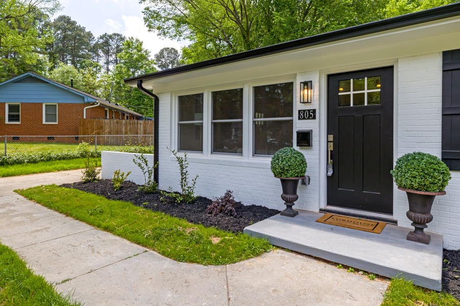 Façade extérieure d'une maison avec jardin