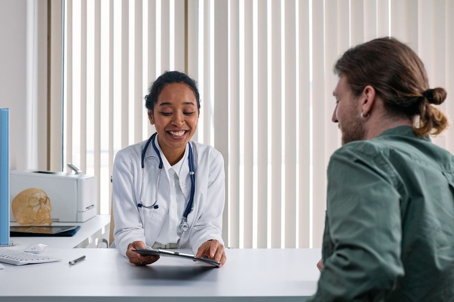 Médecin discutant avec un patient lors d'une consultation en cabinet