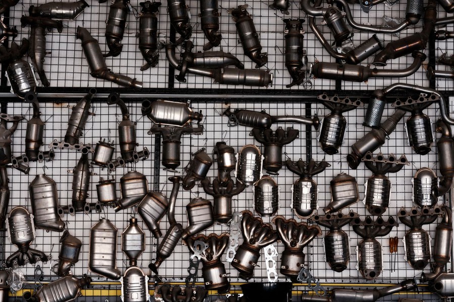Assortiment de pièces d'échappement automobile suspendues dans un atelier industriel