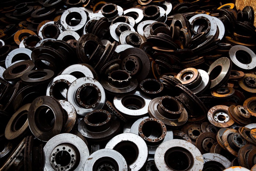 Gros plan sur un tas de pièces métalliques automobiles récupérées pour recyclage